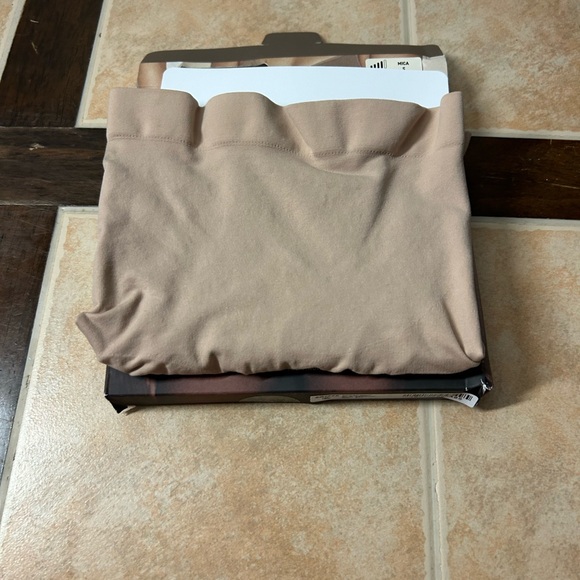 New SKIMS Seamless Sculpting Short Mid Thigh Ochre Size S - Picture 3 of 4